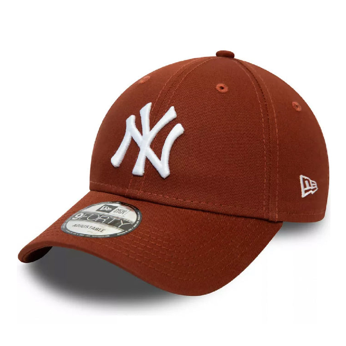 New Era Essential 9Forty Yankees cap featuring adjustable strap and embroidered team logo on navy blue fabric.