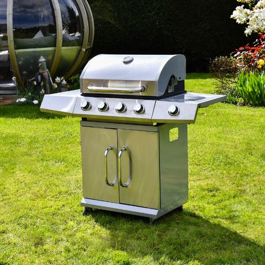 SAC 4+1 Gas BBQ with accessories, featuring a stainless steel grill, side shelves, and control knobs for outdoor cooking.