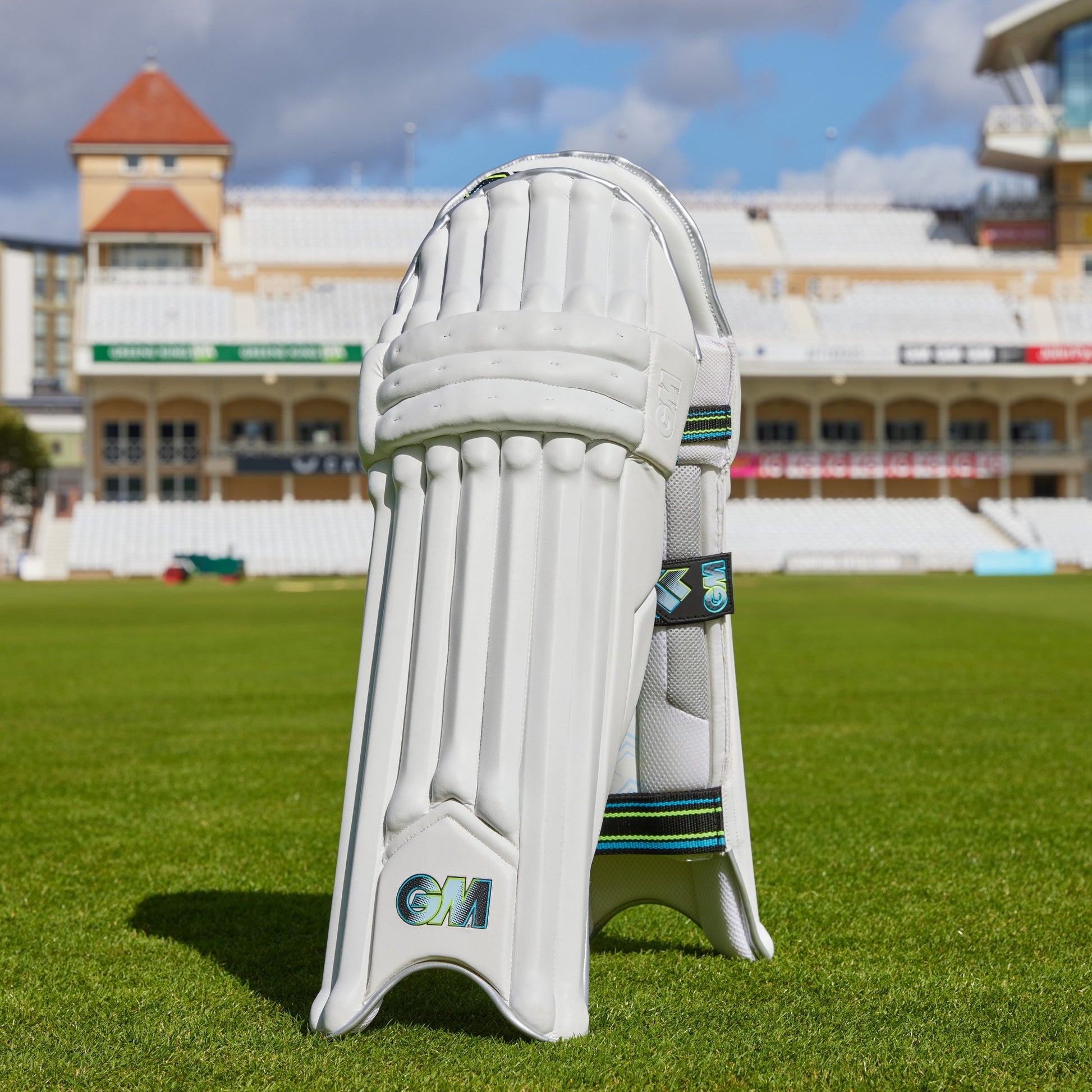 Gunn & Moore GM Cricket Aion 909 batting pads with protective design and adjustable straps for cricket players.