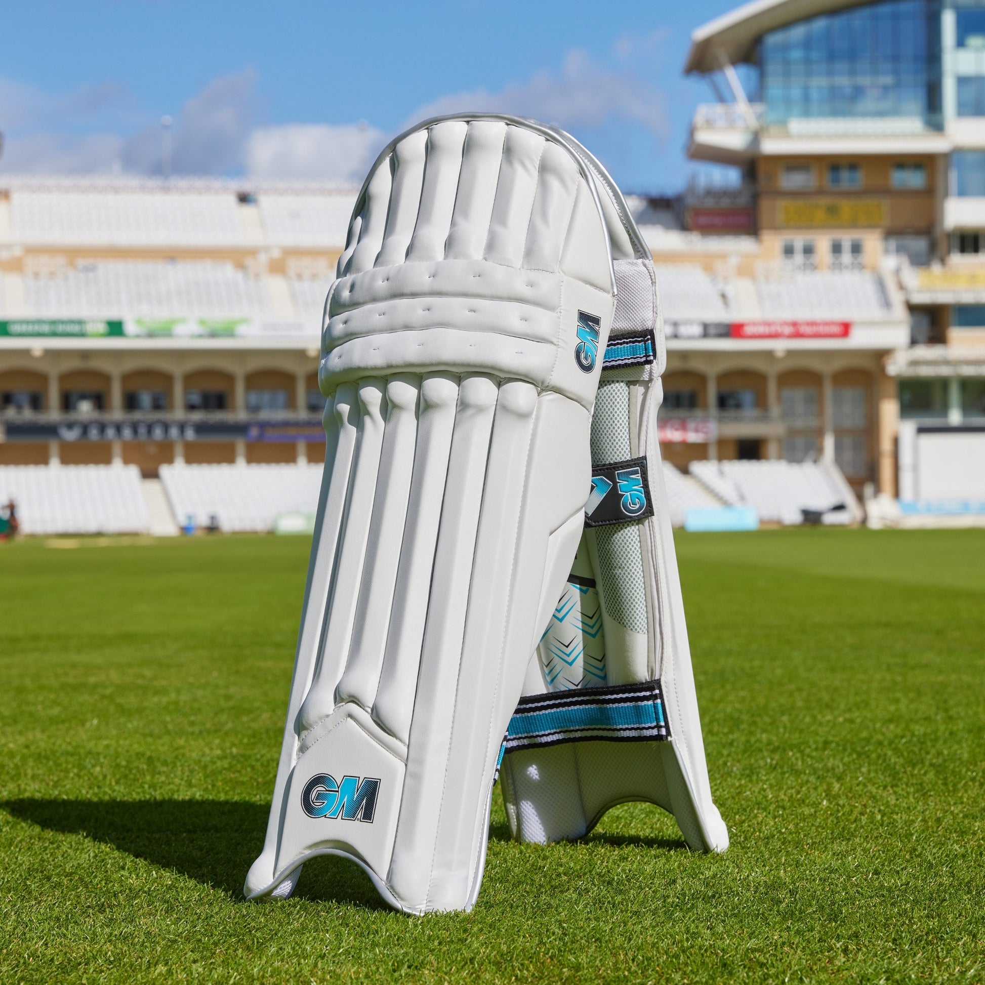 Gunn & Moore GM Cricket 606 batting pads with protective knee and shin guards, black and white design for cricket players
