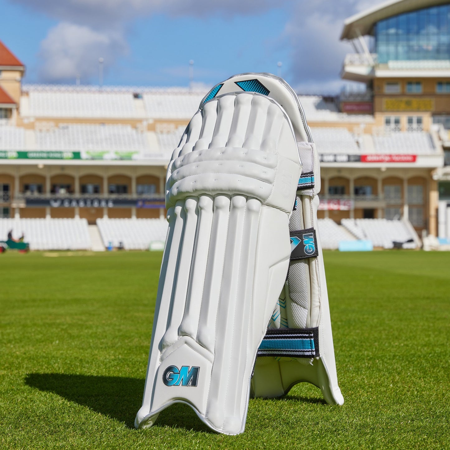Gunn & Moore GM Cricket Original Batting Pads with protective leg guards and adjustable straps, designed for cricket players.