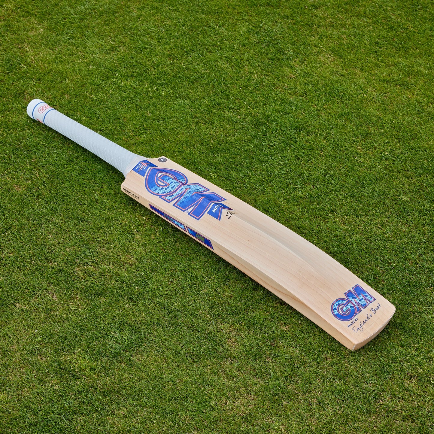 Gunn & Moore GM Mana 404 English Willow cricket bat with a polished back and sturdy handle for cricket play.