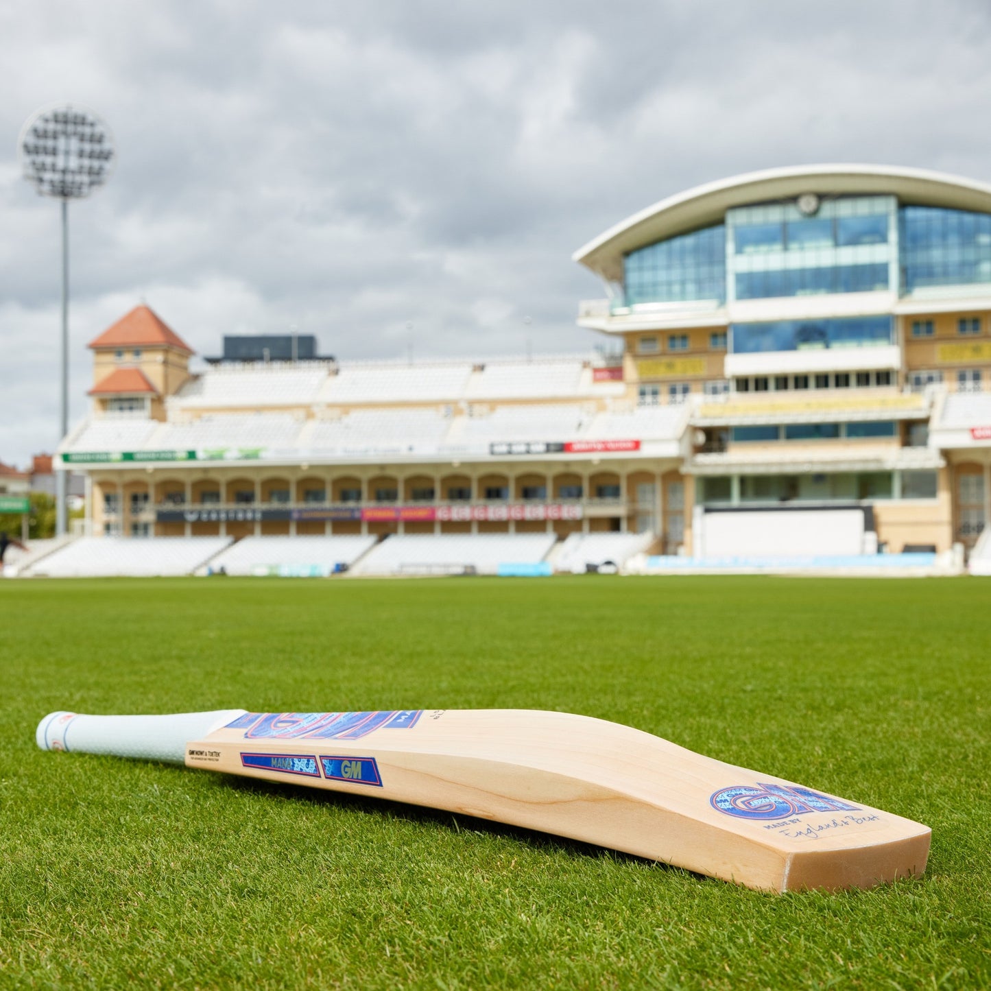 Gunn & Moore GM Mana 404 English Willow cricket bat with a polished profile and traditional grip for cricket play