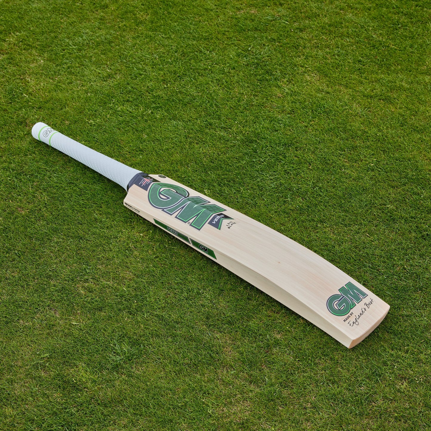 Gunn & Moore GM Verva 404 English Willow cricket bat with a polished back and traditional grip, designed for cricket players.