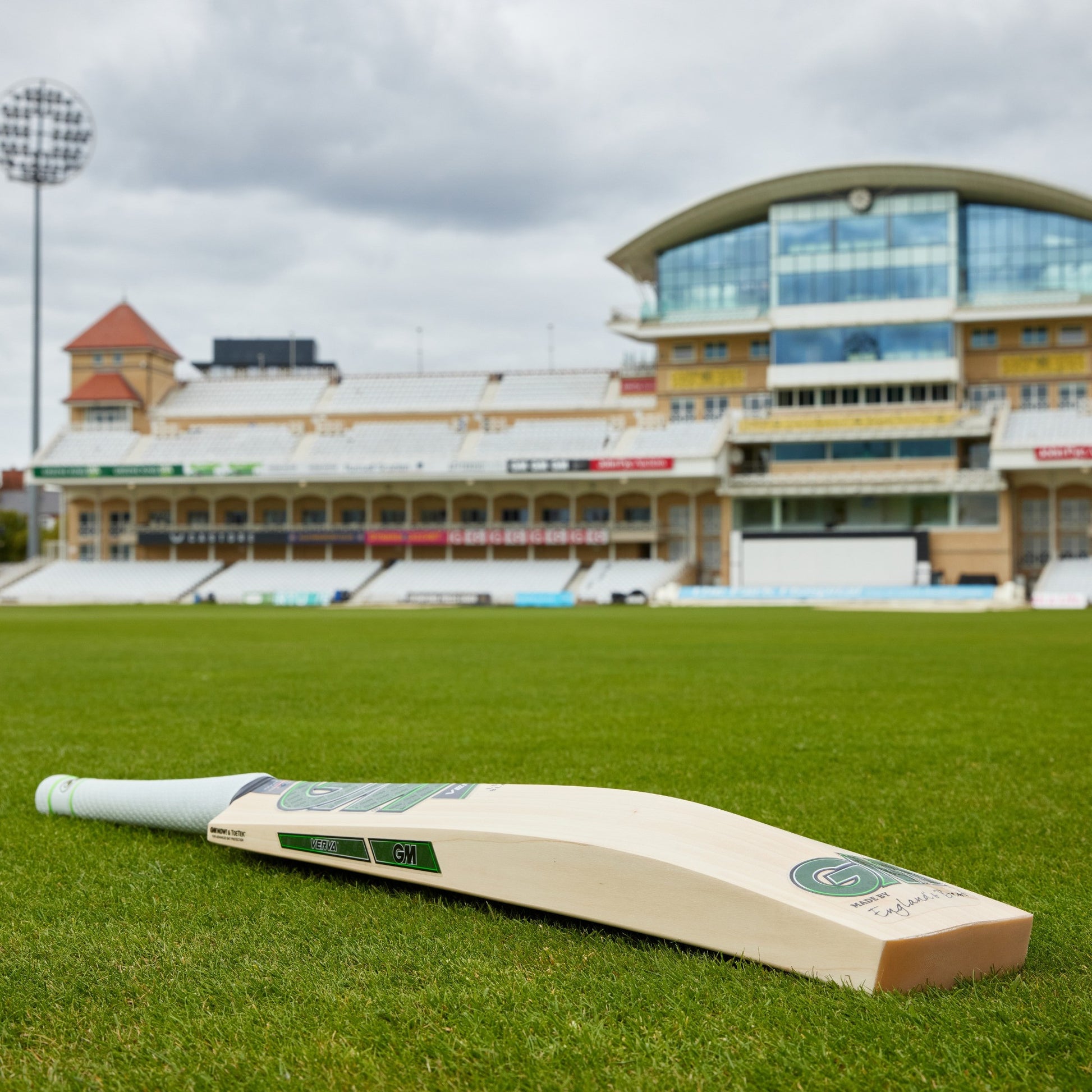 Gunn & Moore GM Verva 404 English Willow cricket bat with a thick blade and curved handle, showing the bat's profile and grain detail.